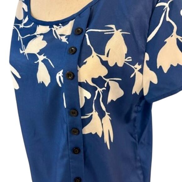 Emery Rose Medium Blue & White Floral short sleeve top - Picture 3 of 7